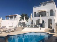 Strandnahe, moderne Villa mit Pool und Klimaanlage